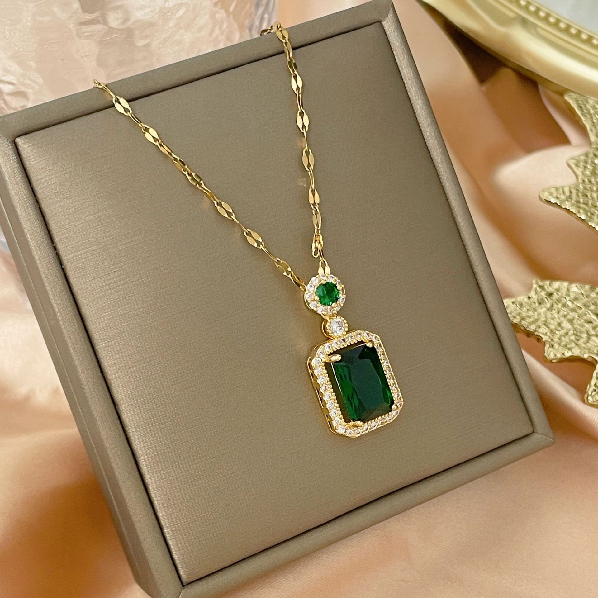 Fashion Emerald Perfume Bottle Pendant Necklace for Women Classic Bridal Wedding Dinner Jewelry Accessories Birthday Gift