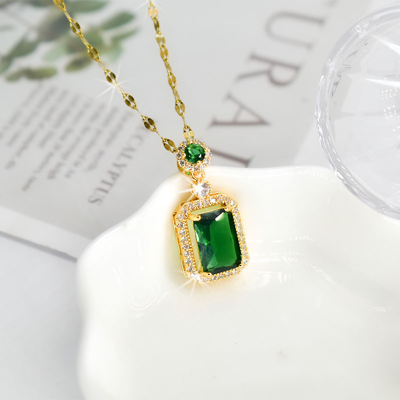 Fashion Emerald Perfume Bottle Pendant Necklace for Women Classic Bridal Wedding Dinner Jewelry Accessories Birthday Gift