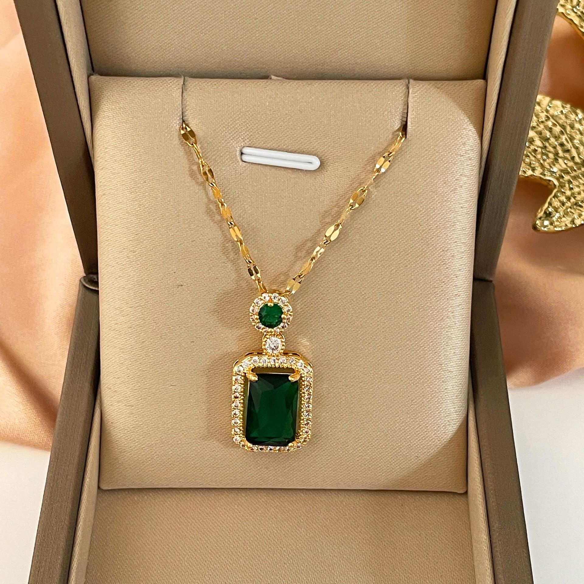 Fashion Emerald Perfume Bottle Pendant Necklace for Women Classic Bridal Wedding Dinner Jewelry Accessories Birthday Gift